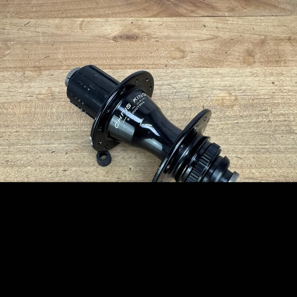 ¡Ligero uso! Buje de freno de disco trasero Chris King R45D negro brillante 12 mm x 148 mm 263 g Foto 1 de 4