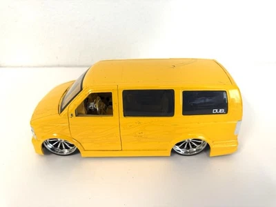 Jada Dub City Big Ballers - Chevrolet Astro Van - Amarillo 1:18 (faltan espejos retrovisores) Foto 1 de 4
