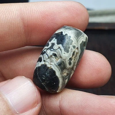 Antiguo amuleto antiguo de cuentas de ágata con patrón natural con bandas tibetanas del Himalaya Foto 1 de 4