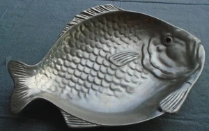 Piatto a forma di pesce Arthur Court 14x11 alluminio 2 1/2 libbre - Foto 1 di 7