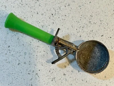 Cuchara de helado de metal con mango de plástico color verde jadeíta vintage de los años 50 Foto 1 de 4
