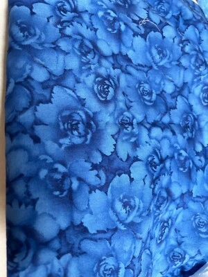 Hermosos bordes y fondos de colección Maywood Studio rosas azules algodón vendido por comprar Foto 1 de 4