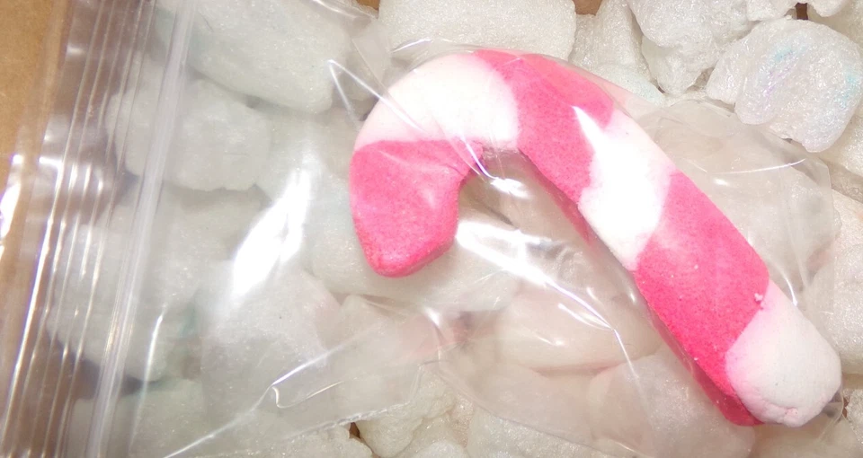 Lush ~ Candy Cane Bubble Bar - Image 1 of 2