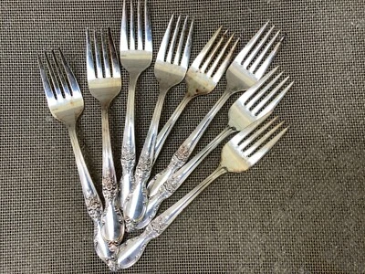 1954 年维多利亚玫瑰 WM ROGERS & SON “IS” 银 ( 8) PC SALAD FORKS 6 3/4” — 第 1/4 张图片