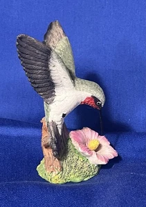 Rubí - Colibrí Garganta 4" Estatuilla Alimentándose de una Flor (dañado) - Imagen 1 de 5