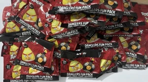 LOTE DE 40 PAQUETES DIVERTIDOS ANGRY BIRDS COLGADOR MINIFIGURA PEGATINAS HOJAS Sin abrir - Imagen 1 de 3