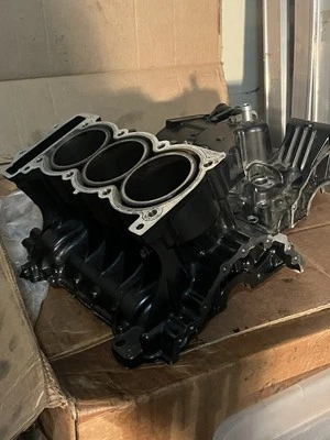 Triumph Speed Triple 1050 2006 caja de motor superior Foto 1 de 3