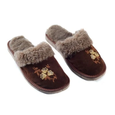 Chinelos femininos aconchegantes feitos de lã dentro e parte superior de camurça marrom com bordado - Imagem 1 de 4