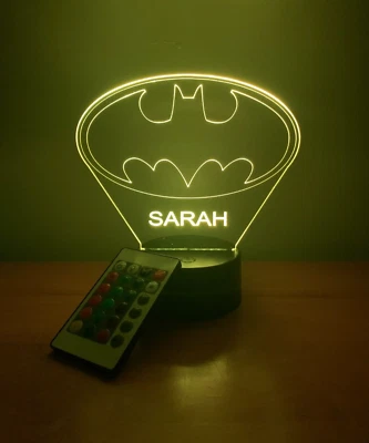 Lámpara de mesa LED de personajes personalizada con luz nocturna Batman iluminada GRATIS Foto 1 de 4