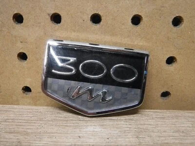 Chrysler 300M 300 M 1999-2004 guardabarros emblema insignia calcomanía logotipo OEM genuino Foto 1 de 4