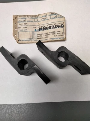 Suspensiones silenciador escape Mopar/Mitsubishi NOS (2) 73-75 Dodge Colt Sed. HT. S/W Foto 1 de 2