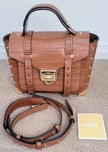 AUTÉNTICO BOLSO BANDOLERA/DE MANO MICHAEL KORS MANHATTAN CON SOLAPA TACHUELAS 2 VÍAS NUEVO CON ETIQUETAS VENTA AL POR MENOR $378 - Imagen 1 de 18