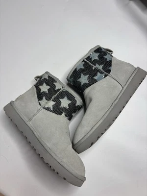 UGG Mini Clásico Corto Lentejuelas Estrellas Gris Gamuza Piel de Oveja Botas para Mujer’s 9 Foto 1 de 4