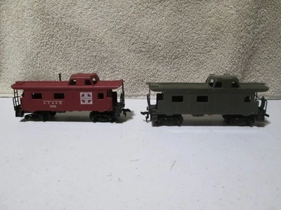 2) Tyco Caboose Santa Fe AT&SF 7240 & Second one Unbranded Army Olive green - Image 1 of 4