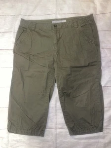 Womens 12 Old Navy Green Capri Pants  - Picture 1 of 3