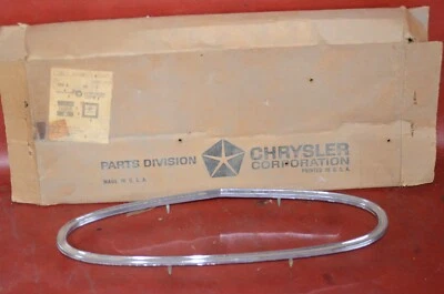 Lanterna traseira de caminhão Dodge NOS 1965-71 acabamento moldura cromada fabricante de equipamento original Mopar 2911452 D100 - Imagem 1 de 4