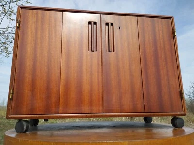 Mueble de vinilo vintage sueco MCM escandinavo vintage de teca para discos de TV plegable Foto 1 de 4