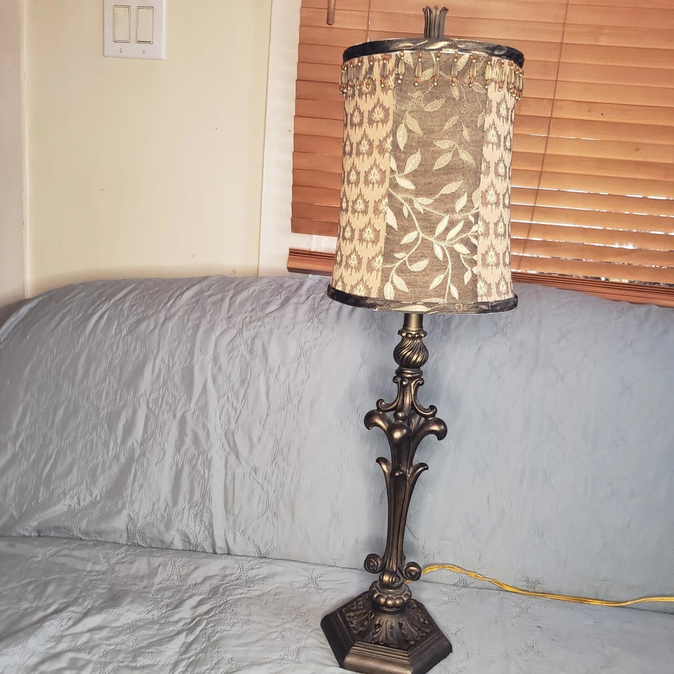 Lámpara de metal vintage con borlas alrededor de la pantalla pantalla pantalla de 2 tonos Foto 1 de 4