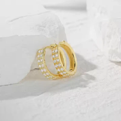 Pendientes con bisagras Huggie de oro amarillo de 18 quilates sobre plata circonita cúbica de 12 mm Foto 1 de 4