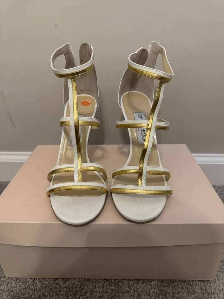 Sandalias JIMMY CHOO Cardo Patente/Gladiador Metálico Correa en T Blanco/Dorado 39 US8.5 Foto 1 de 4