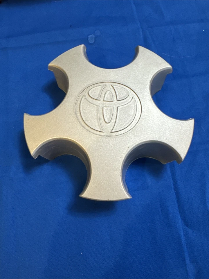 Центральный колпак колеса 1997-00 Toyota RAV4.  Деталь No 69369/69371 03 - Изображение 1 из 4