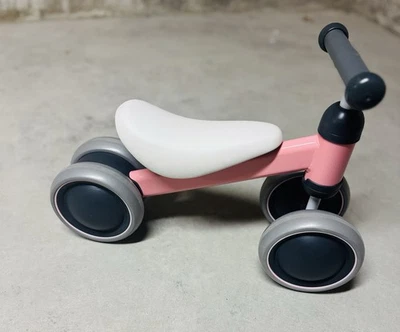 女宝宝蹒跚学步的孩子粉红色平衡自行车 — 第 1/4 张图片