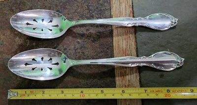 2 CUCHARAS PARA SERVIR MESA PERFORADAS VICTORIANAS REALES LUZ DE LUNA MEDIADOS DE SIGLO c1959  Foto 1 de 4