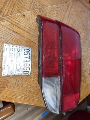 Luz trasera izquierda Mercury Tracer 1988 Foto 1 de 3