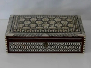 COFFRET RECTANGULAIRE ANCIEN SPLENDIDE DÉCOR MARQUETERIE NACRÉE MOYEN ORIENT TBE - Foto 1 di 10