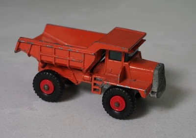 MATCHBOX 28d - MACK DUMPER - NARANJA - BUEN ESTADO / FALTA PARTE PARACHOQUES - SIN CAJA Foto 1 de 4