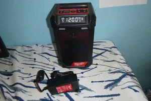 Radio inalámbrica Bluetooth/AM/FM para sitio de trabajo Milwaukee 2951-20 M12 12 voltios de iones de litio - Imagen 1 de 4