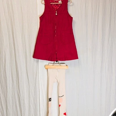 Jersey de pana acanalada rojo cereza con medias guiñando un ojo talla XS 4-5 Foto 1 de 4