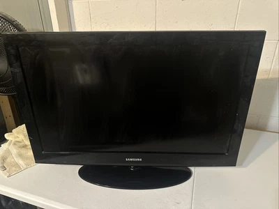 Tv Samsung 32Inches Used In Good Condtion No Cracks  Good Tv  For Cheap - Image 1 of 3