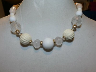 Collar de cuentas multicapa marca 1928, tonos blancos, dorados y marrones Foto 1 de 4