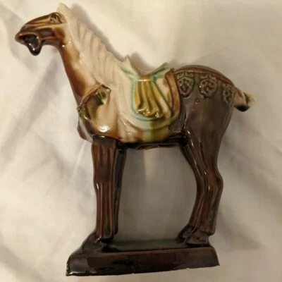 Красивая китайская керамическая коричневая глазурованная керамическая статуэтка военного коня династии Тан - Изображение 1 из 4