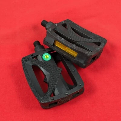 VP 875 Pedals Flat Double-Sided Amber Reflectors 9/16 - Image 1 of 4