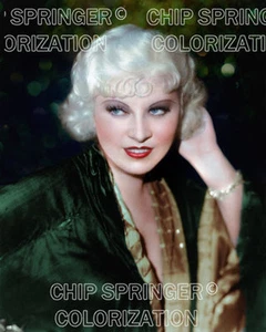 MAE WEST WEARING GREEN KIMONO ROBE 8X10 BEAUTIFUL COLOR PHOTO BY CHIP SPRINGER - Bild 1 von 1