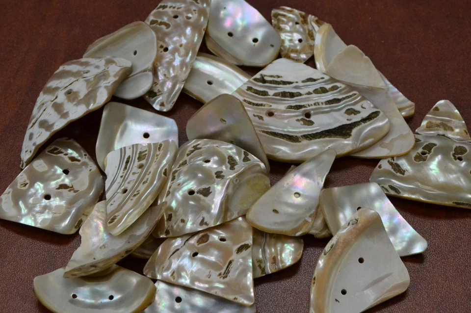 25 PCS ASSORT PEARL SARMATICUS SHELL SEWING BUTTONS #T-260 - Image 1 of 1