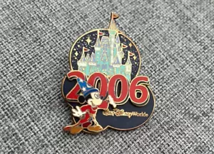 CASTLE SORCERER MICKEY MOUSE WALT DISNEY WORLD 2006 BADGE - Picture 1 of 2