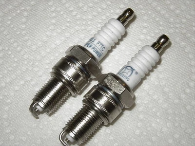 PIEZA DEL MOTOR PREDATOR Harbor Freight 212 CC 212cc (dos) bujías F7TC de mezcla Foto 1 de 4