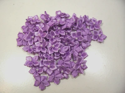 Apliques de flores moradas marca Offray centro de perlas satinadas X 50 piezas, 3/4", B14 Foto 1 de 4