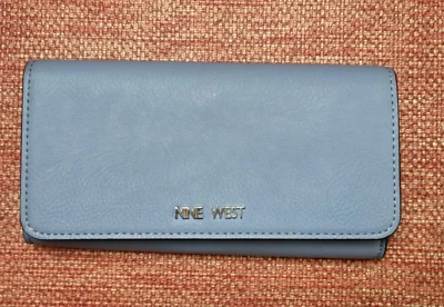 Carteira organizadora Nine West Wildwood três dobras azul pálido - Imagem 1 de 4