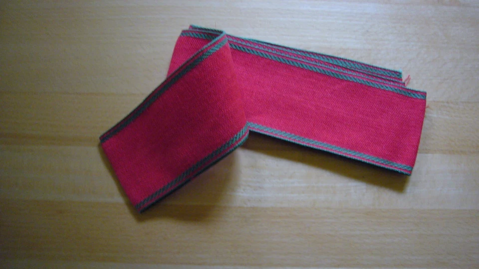 Leinenband in rot mit grüner Einfassung - Bild 1 von 1