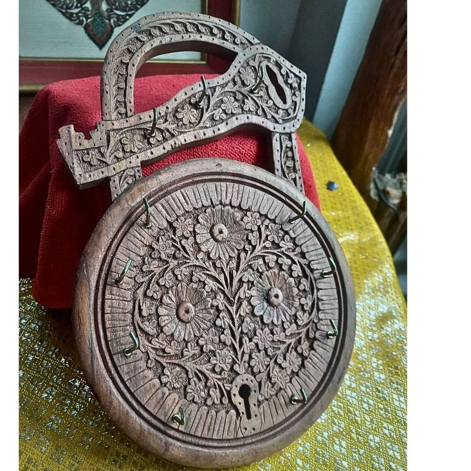 Porta llaves de madera vintage raro estante tallado a mano cerradura en forma de colgante de pared 12" de alto Foto 1 de 4