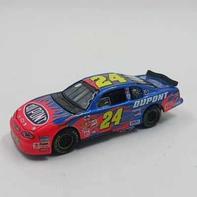 #24 Jeff Gordon '02 DuPont Monte Carlo NASCAR 1 64 Elite - Imagem 1 de 3