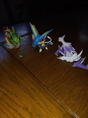 Lote de mini bonecos Pokémon: Mega Latios Mega Gyarados Mega Raquaza *veja @ fotos* - Imagem 1 de 4