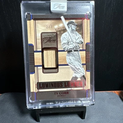 2/7 TY COBB HOF PIE ROJO MADERA LUMINOSA 2025 Panini tres y dos tigres LUM-TC Foto 1 de 4