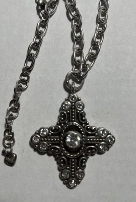 Collar colgante Brighton GLIMMER CROSS plateado grande con cruz de cristal desplazado Foto 1 de 2