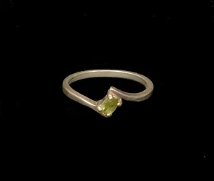 Vintage NV Nevada Silver Mines 925 Sterling & Green Peridot Ring Size 7 N 1/2 J5 - Picture 1 of 7