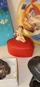 Lefton Vintage Cuore Trinket Box VIBRANTE Cherubino Angelo Coperchio Rosso Ceramica Giappone #2810 - Foto 1 di 5